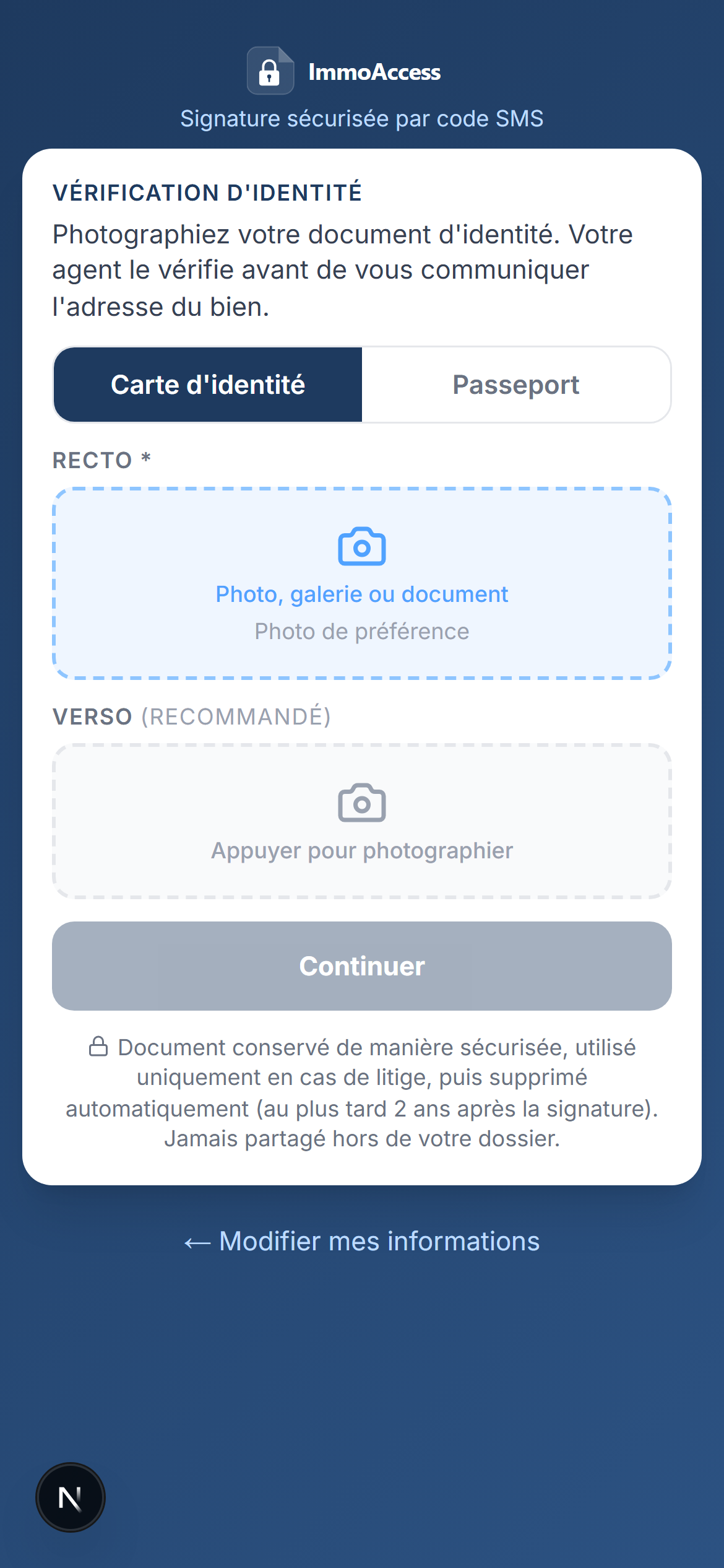 Le prospect photographie sa pièce d'identité, vérifiée avant tout accès